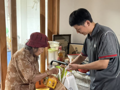 特地为白叟采购糊口品及应急药品